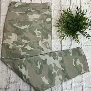 Skinny Cargo Camo Pants Size 22W